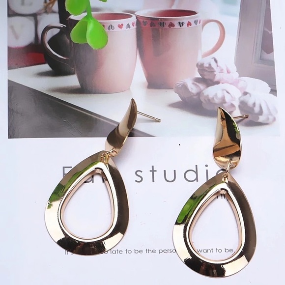 haus of vintage 1984 Jewelry - 5/$20 ❤️ Gold Teardrop Dangle Earrings